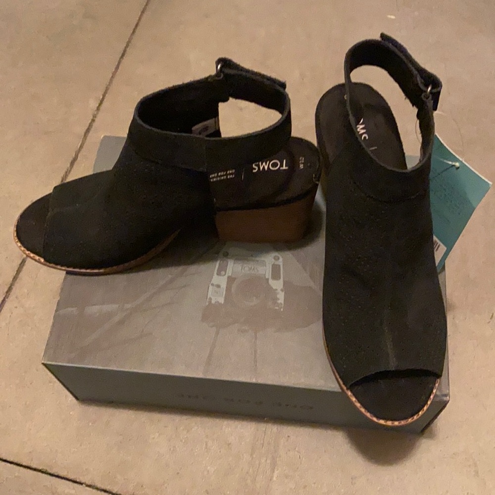 Brand new, Never worn! Toms